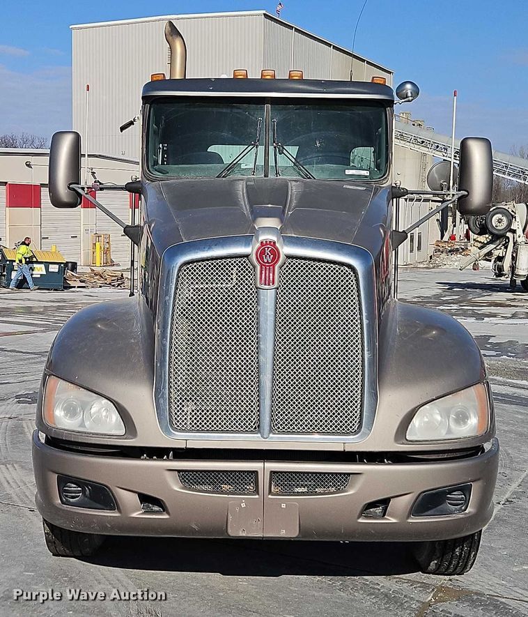 image for item EO4977 2014 Kenworth T660 Series semi truck