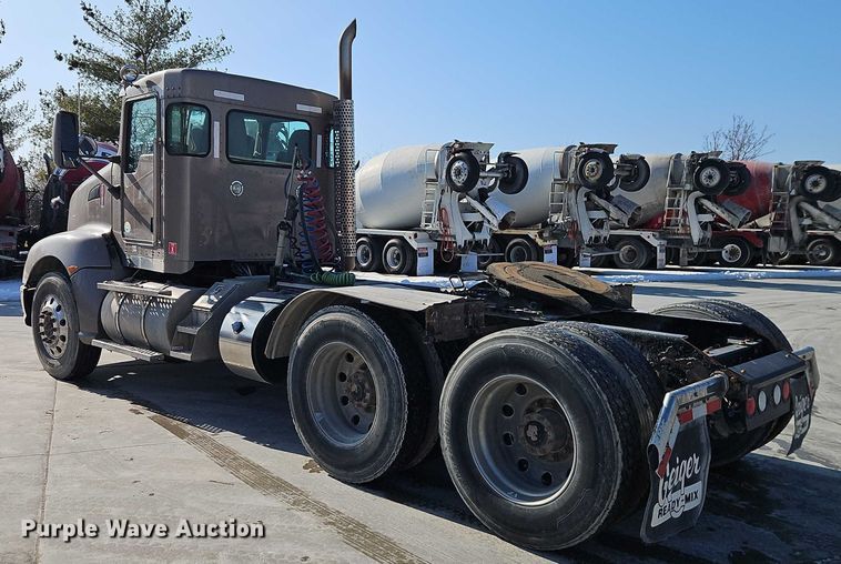 image for item EO4977 2014 Kenworth T660 Series semi truck