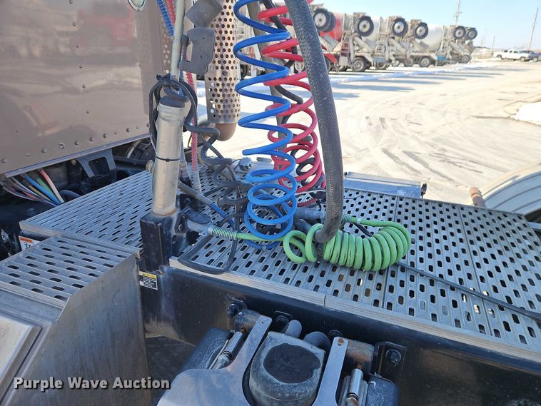 image for item EO4977 2014 Kenworth T660 Series semi truck