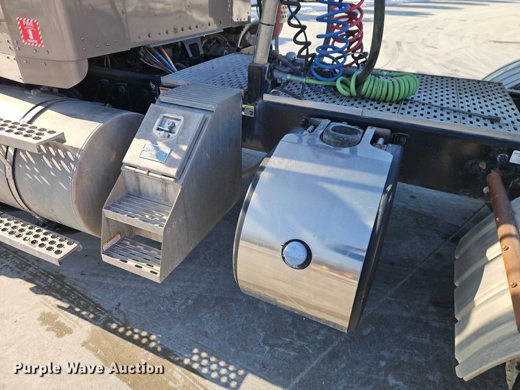 image for item EO4977 2014 Kenworth T660 Series semi truck