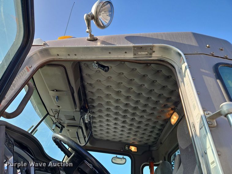 image for item EO4977 2014 Kenworth T660 Series semi truck