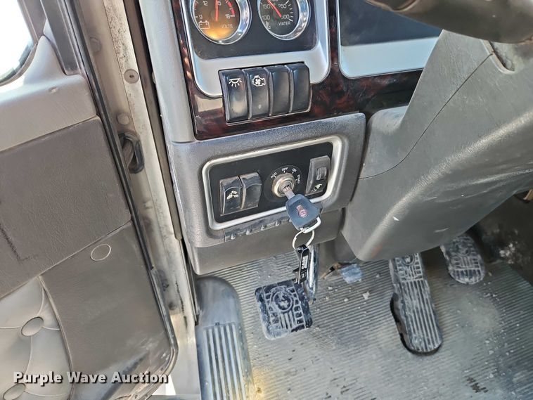 image for item EO4977 2014 Kenworth T660 Series semi truck