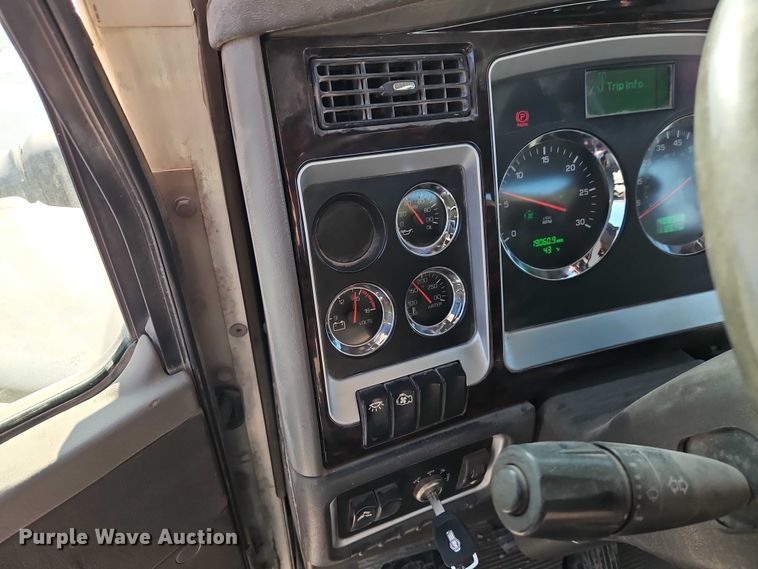 image for item EO4977 2014 Kenworth T660 Series semi truck