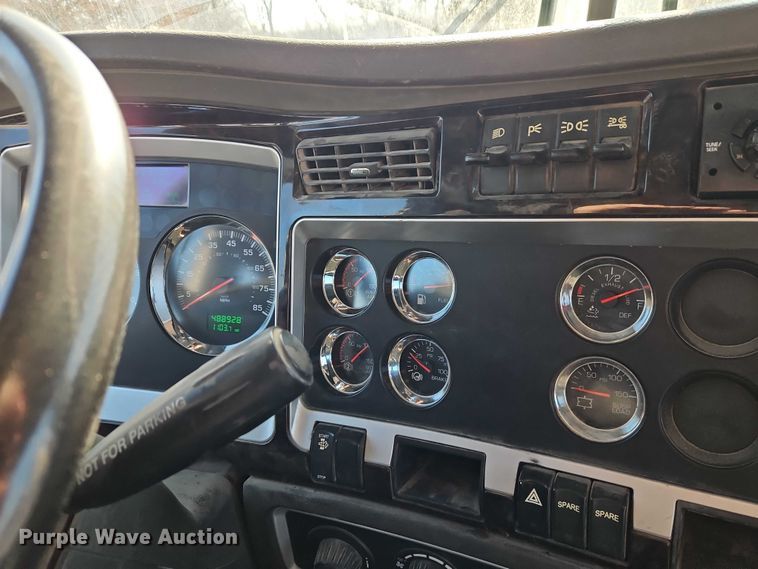 image for item EO4977 2014 Kenworth T660 Series semi truck