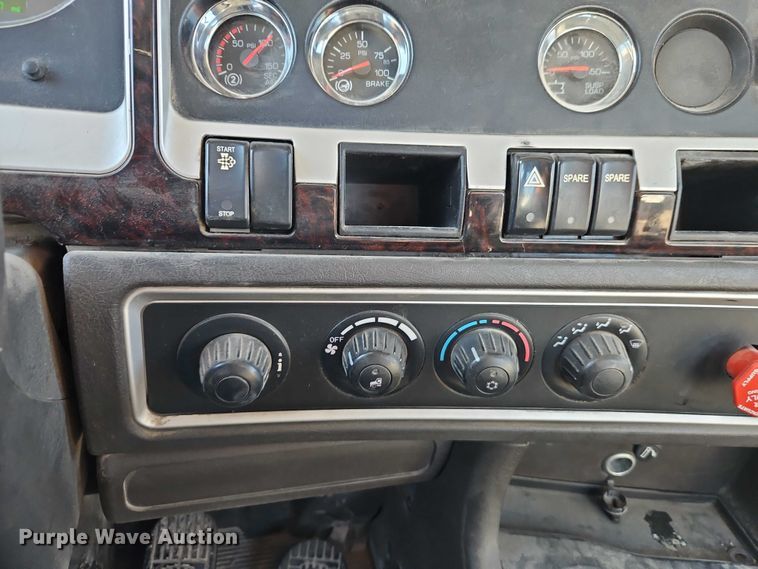 image for item EO4977 2014 Kenworth T660 Series semi truck