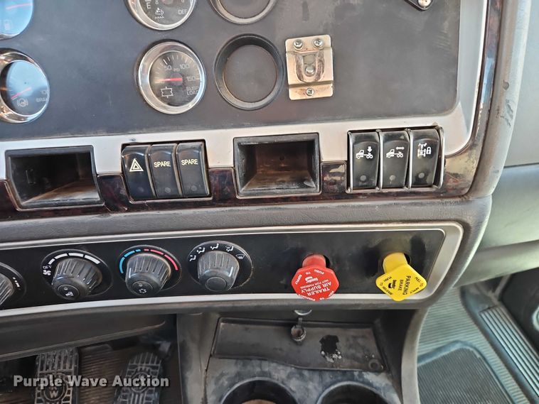 image for item EO4977 2014 Kenworth T660 Series semi truck