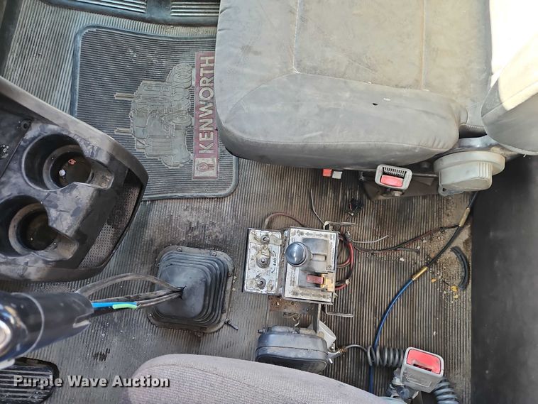 image for item EO4977 2014 Kenworth T660 Series semi truck