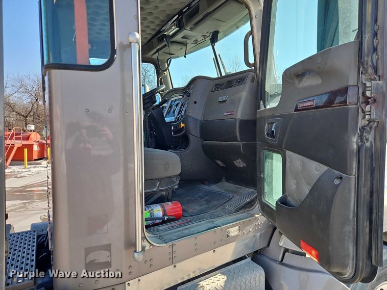 image for item EO4977 2014 Kenworth T660 Series semi truck