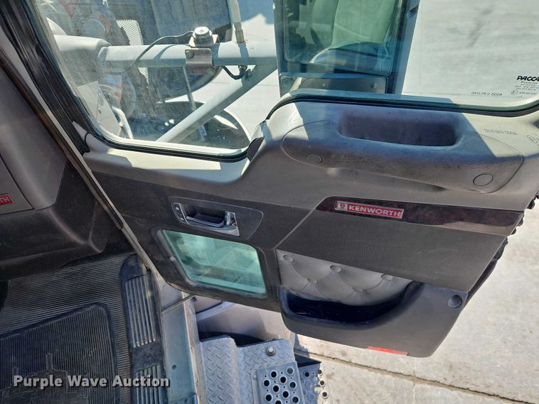 image for item EO4977 2014 Kenworth T660 Series semi truck