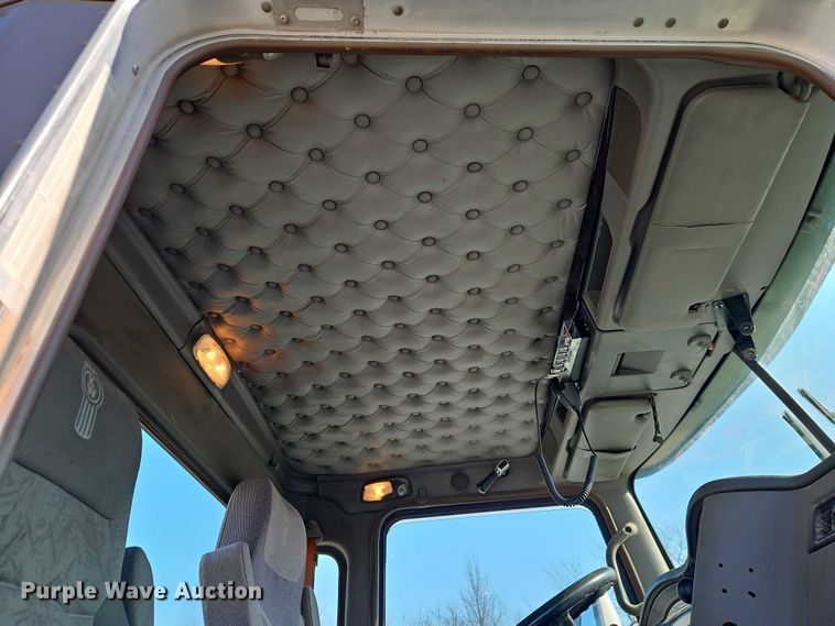 image for item EO4977 2014 Kenworth T660 Series semi truck