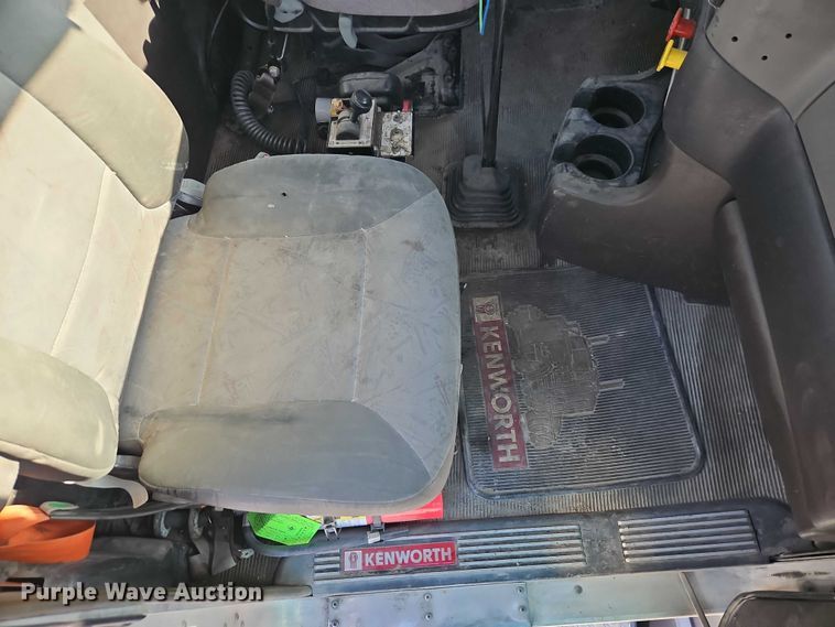 image for item EO4977 2014 Kenworth T660 Series semi truck