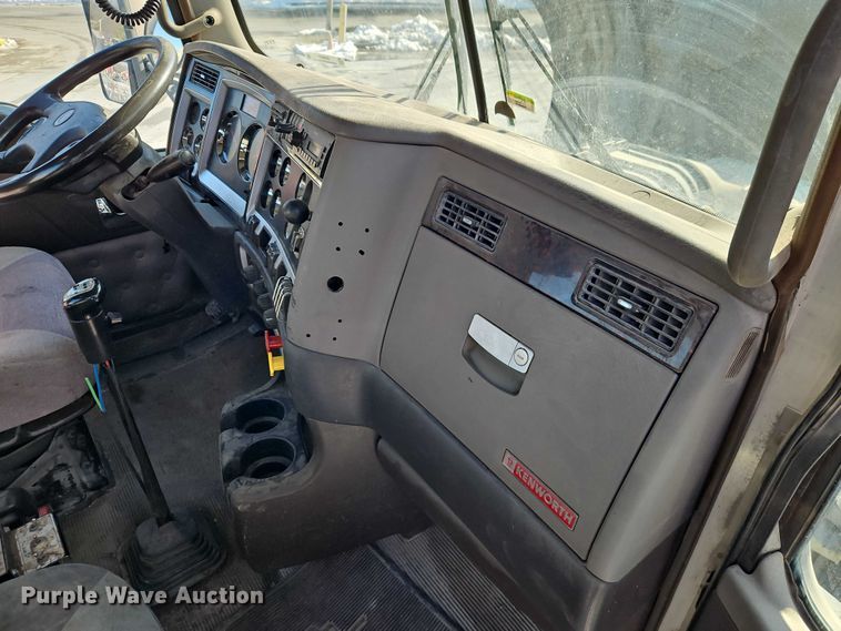 image for item EO4977 2014 Kenworth T660 Series semi truck