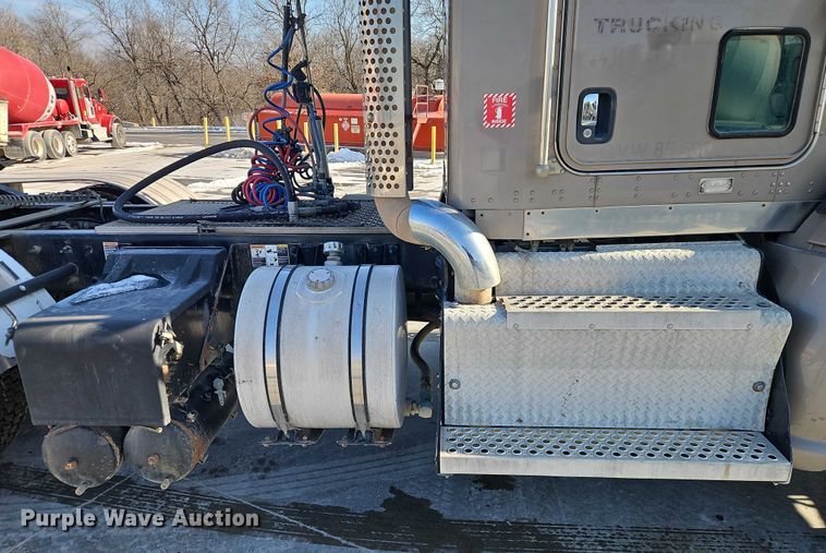 image for item EO4978 2014 Kenworth T660 Series semi truck