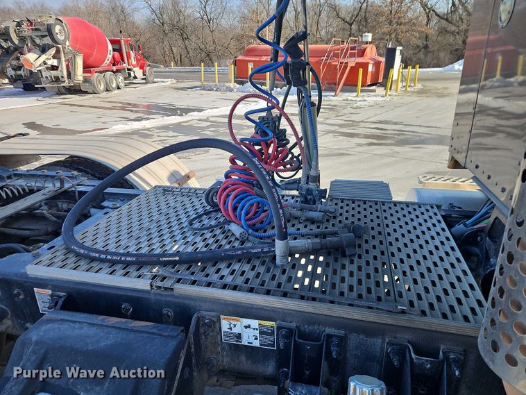 image for item EO4978 2014 Kenworth T660 Series semi truck