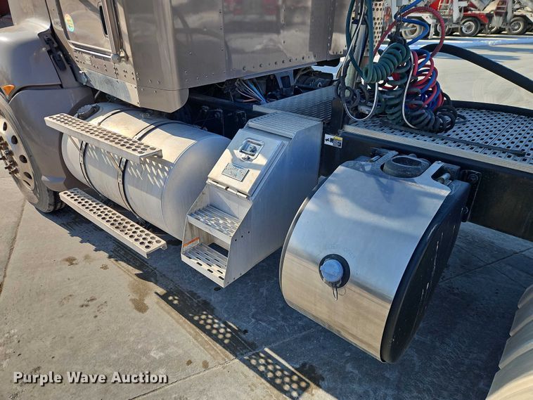 image for item EO4978 2014 Kenworth T660 Series semi truck