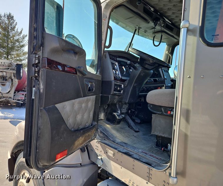 image for item EO4978 2014 Kenworth T660 Series semi truck