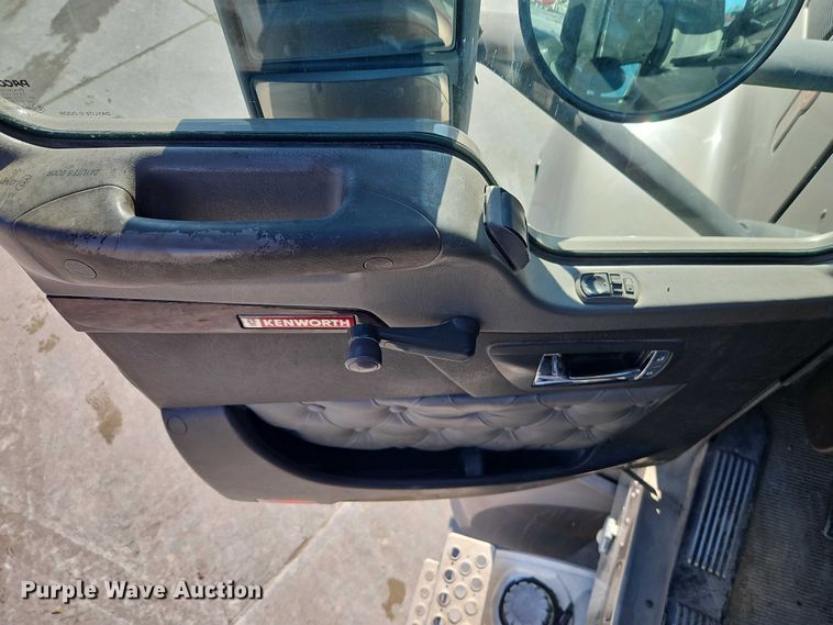 image for item EO4978 2014 Kenworth T660 Series semi truck