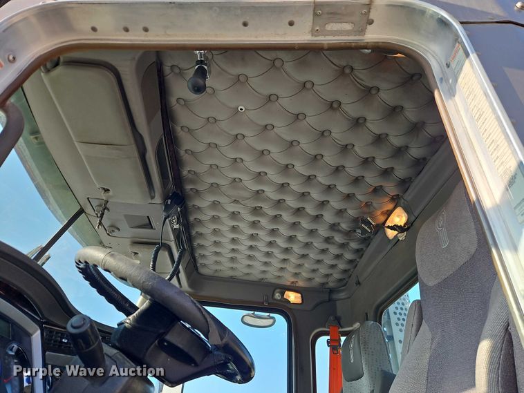 image for item EO4978 2014 Kenworth T660 Series semi truck