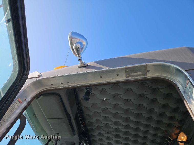 image for item EO4978 2014 Kenworth T660 Series semi truck