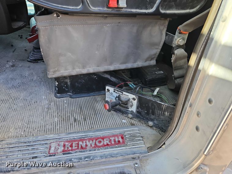 image for item EO4978 2014 Kenworth T660 Series semi truck