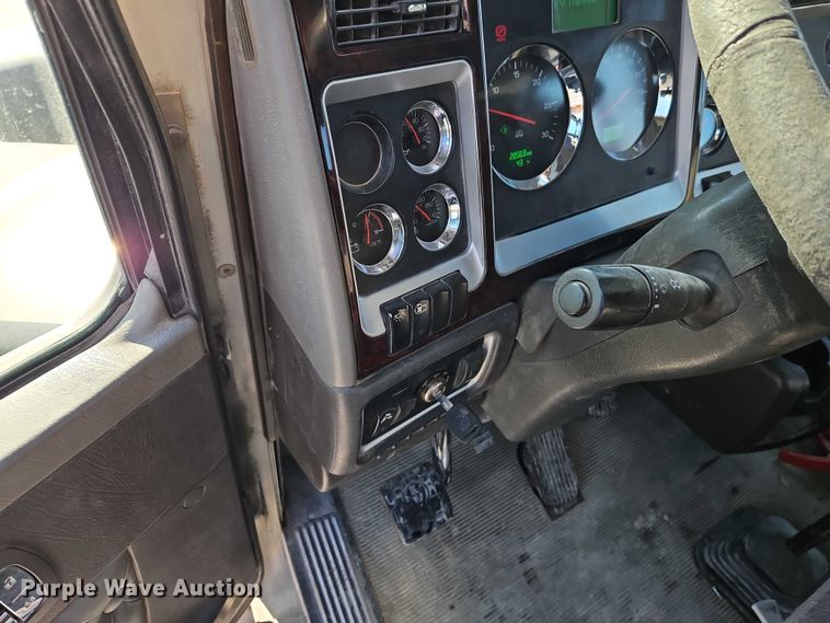 image for item EO4978 2014 Kenworth T660 Series semi truck