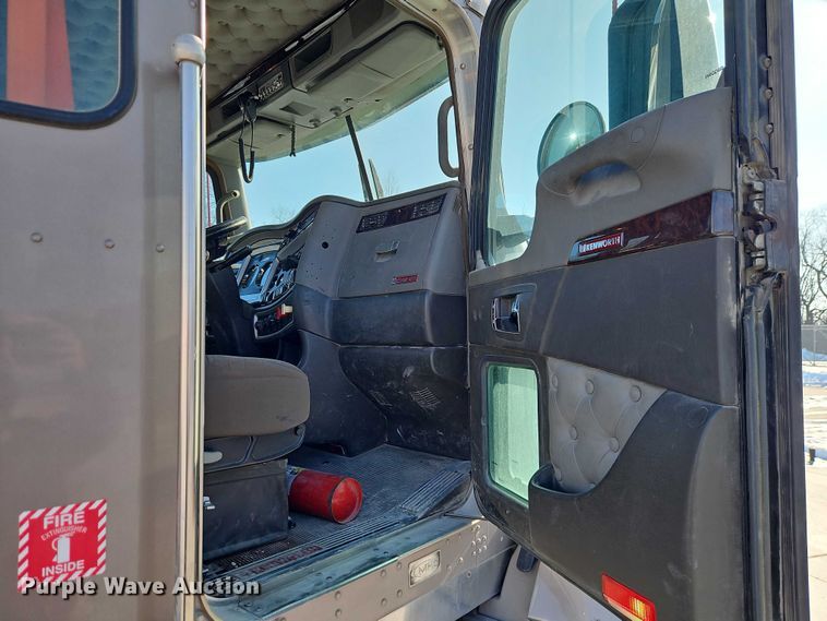 image for item EO4978 2014 Kenworth T660 Series semi truck