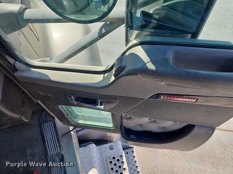 image for item EO4978 2014 Kenworth T660 Series semi truck