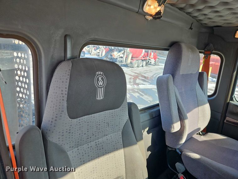 image for item EO4978 2014 Kenworth T660 Series semi truck