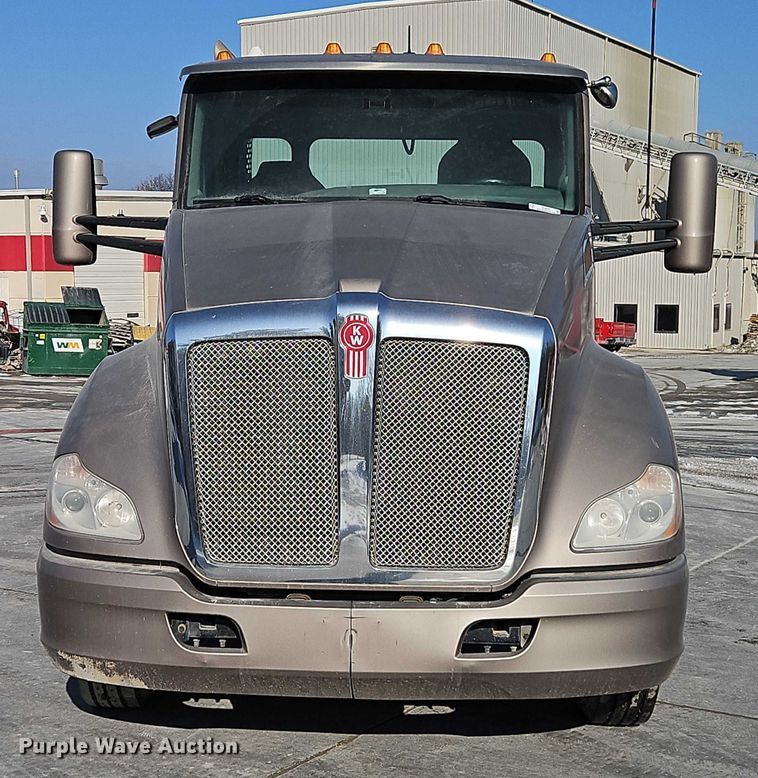image for item EO4979 2015 Kenworth T680 semi truck