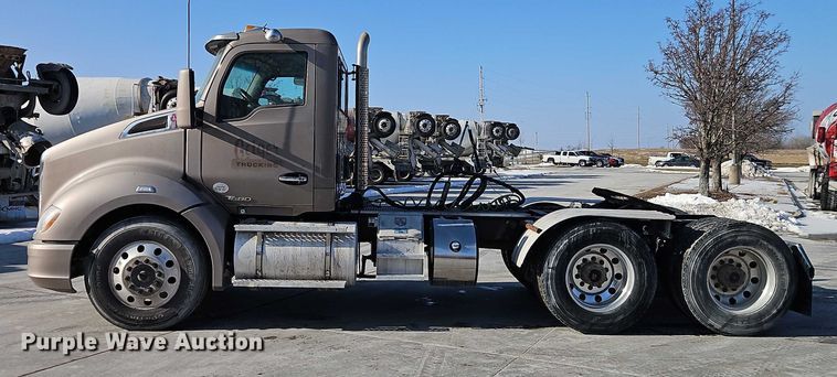 image for item EO4979 2015 Kenworth T680 semi truck
