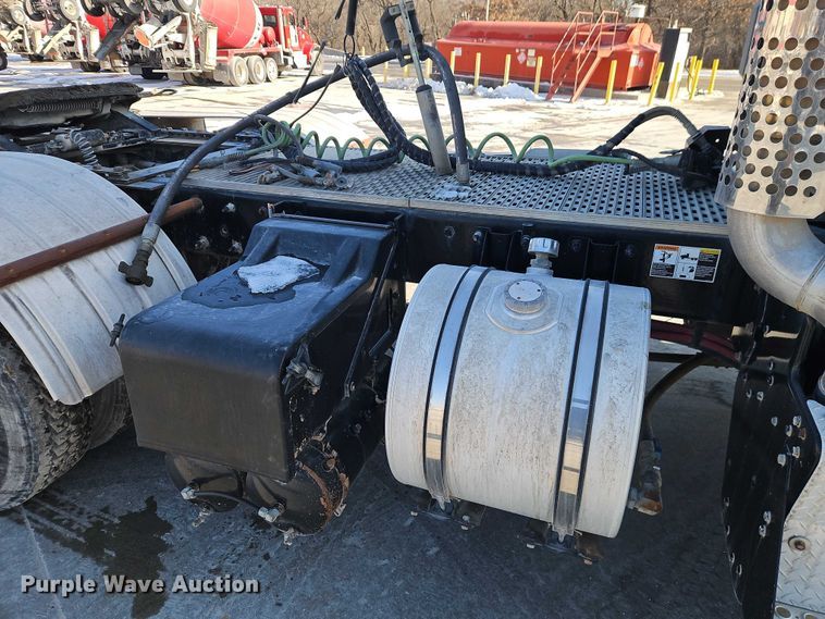 image for item EO4979 2015 Kenworth T680 semi truck