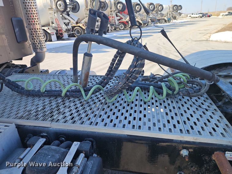 image for item EO4979 2015 Kenworth T680 semi truck