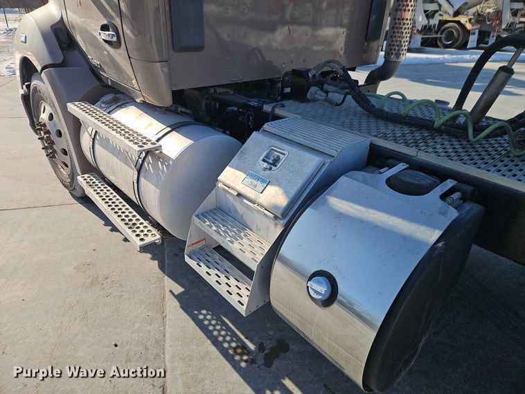 image for item EO4979 2015 Kenworth T680 semi truck