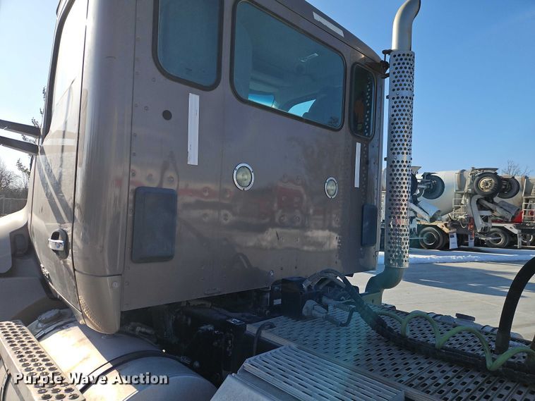 image for item EO4979 2015 Kenworth T680 semi truck