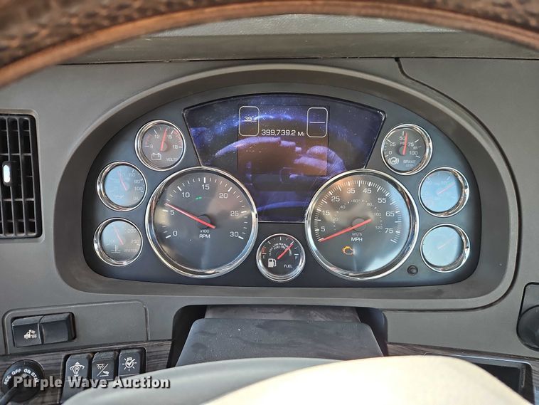 image for item EO4979 2015 Kenworth T680 semi truck