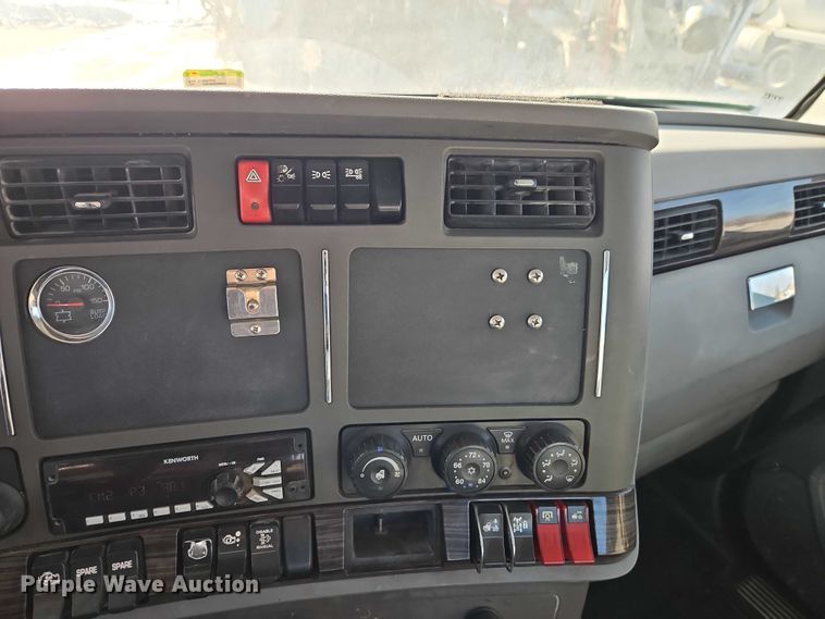 image for item EO4979 2015 Kenworth T680 semi truck