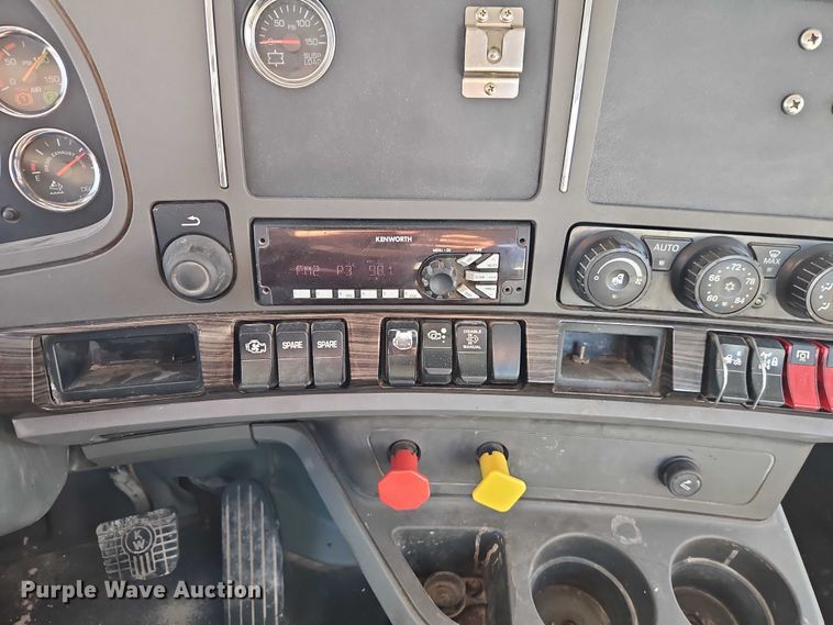 image for item EO4979 2015 Kenworth T680 semi truck