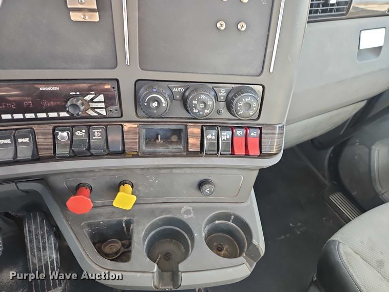 image for item EO4979 2015 Kenworth T680 semi truck