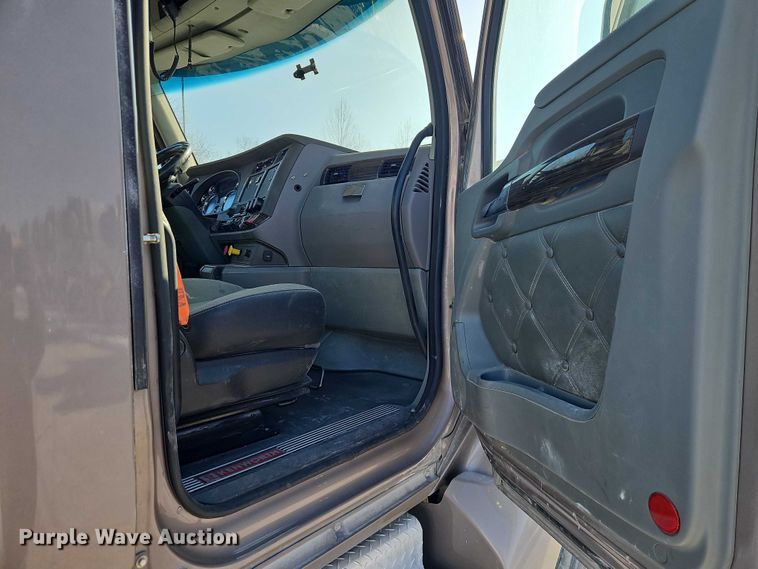 image for item EO4979 2015 Kenworth T680 semi truck