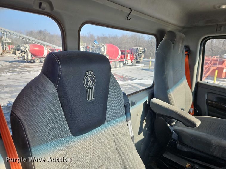 image for item EO4979 2015 Kenworth T680 semi truck