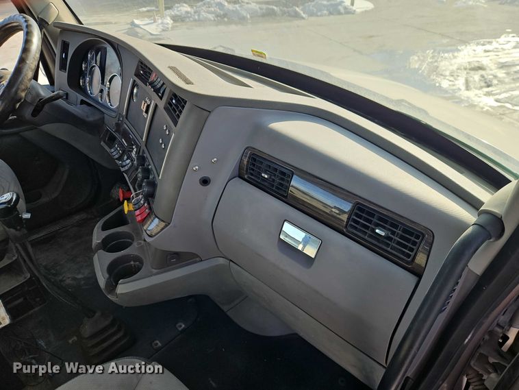 image for item EO4979 2015 Kenworth T680 semi truck