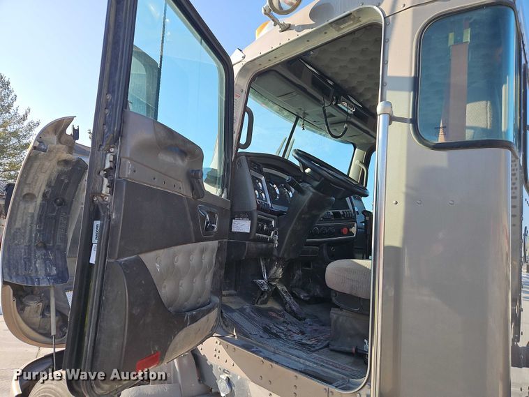 image for item EO4980 2013 Kenworth T660 semi truck