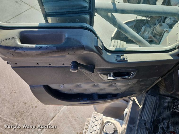 image for item EO4980 2013 Kenworth T660 semi truck