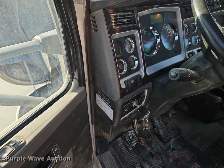 image for item EO4980 2013 Kenworth T660 semi truck