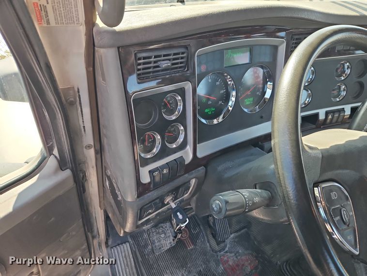 image for item EO4980 2013 Kenworth T660 semi truck