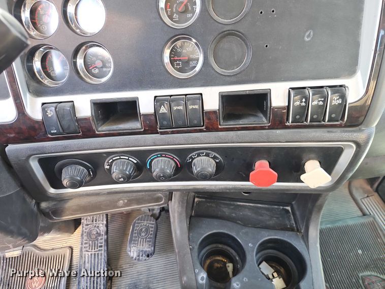 image for item EO4980 2013 Kenworth T660 semi truck