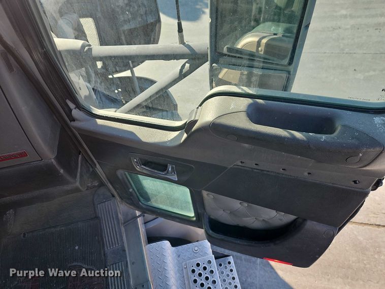 image for item EO4980 2013 Kenworth T660 semi truck