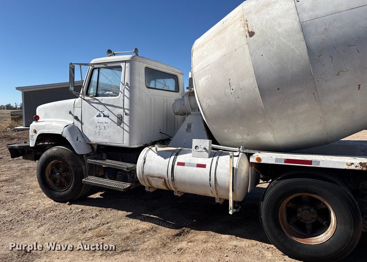 image for item EP2913 1986 International F2674 ready mix truck