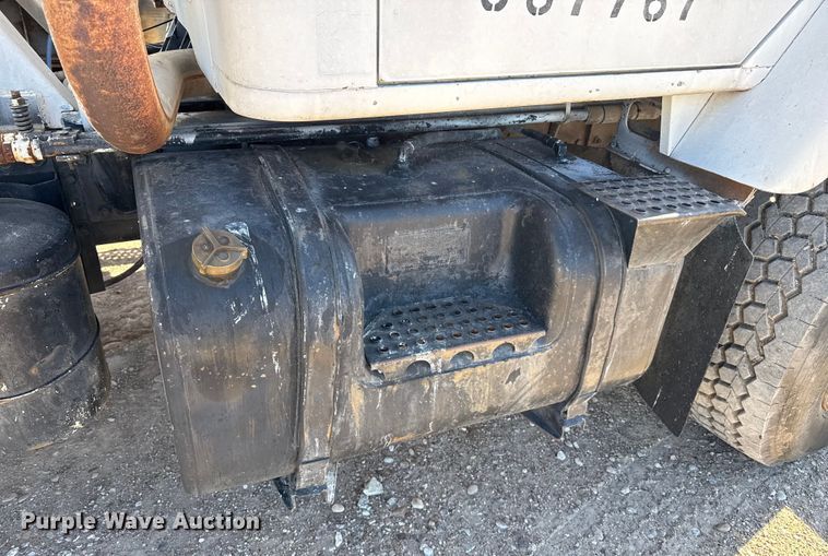 image for item EP2913 1986 International F2674 ready mix truck