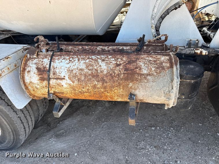 image for item EP2913 1986 International F2674 ready mix truck